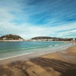 Plaża La Concha w San Sebastián z łagodnymi falami