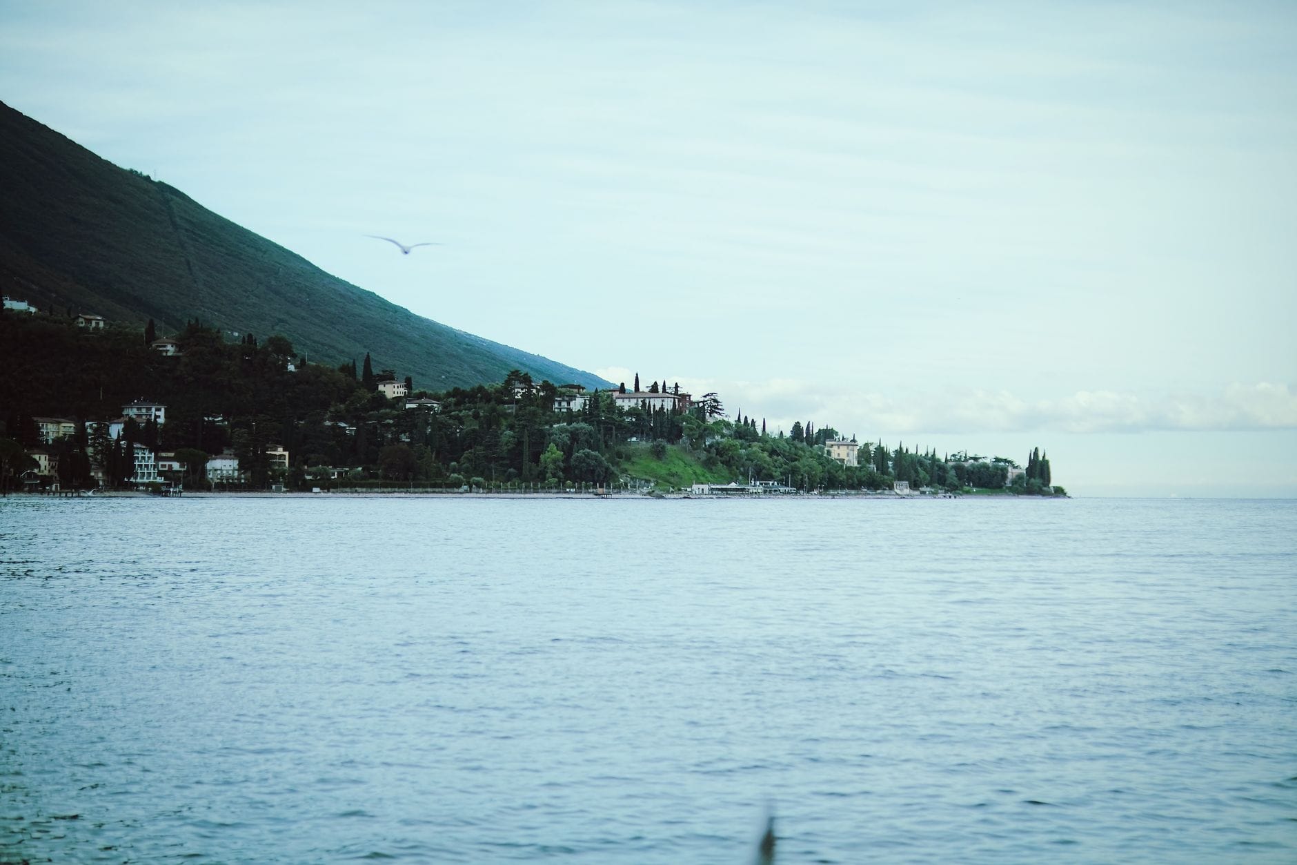 Panorama jeziora Garda z wyspą w słoneczny, letni dzień